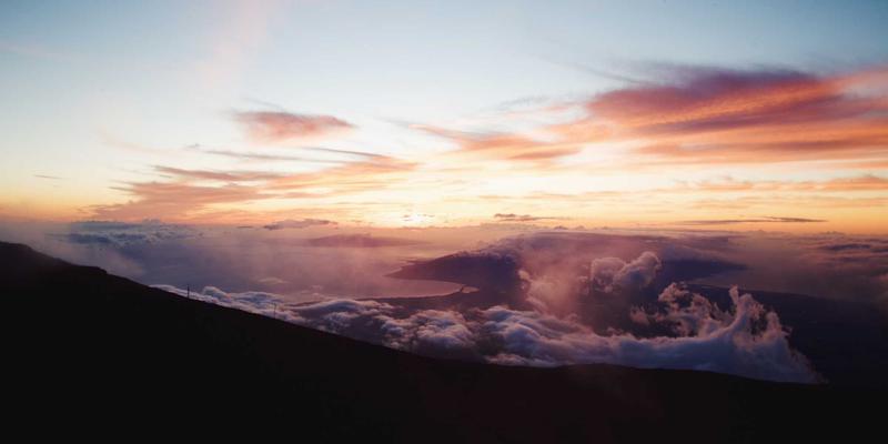 腙化合物：天然产物全合成中的关键化学中间体与策略解析